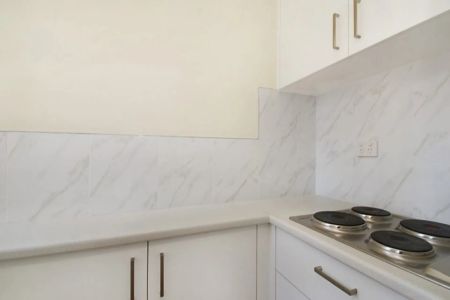 Spacious and bright studio apartment in excellent location - Photo 2