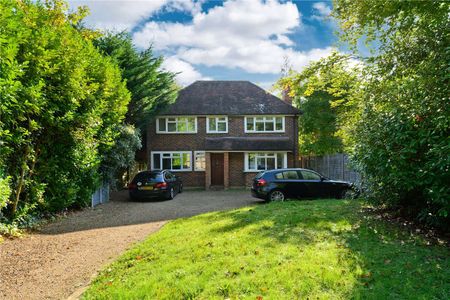 A four bedroom family home set in a popular road - Photo 4