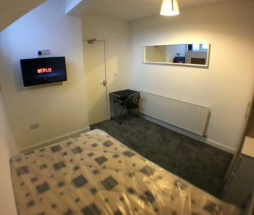 3 Bed - 20 Harold Grove, Hyde Park, Leeds - LS6 1PH - Student/Professional - Photo 1