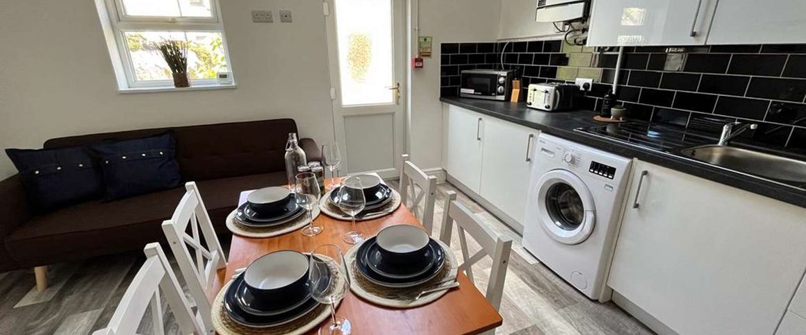 Broadway Room 4 - Photo 1