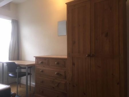 Room in a Shared House, Beechwood Crescent, LS4 - Photo 3