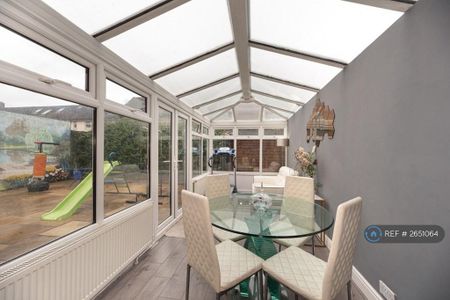 4 bedroom semi-detached house to rent - Photo 3