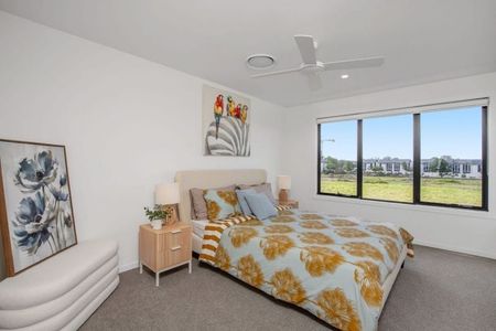 Luxury Waterfront Living in the Heart of Hope Island - Fully Furnished - Photo 4