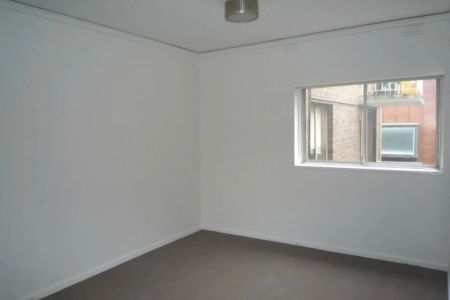 Spacious Apartment in the Heart of South Yarra! - Photo 2