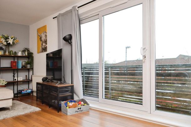 2 bedroom Flat To Let - Photo 1