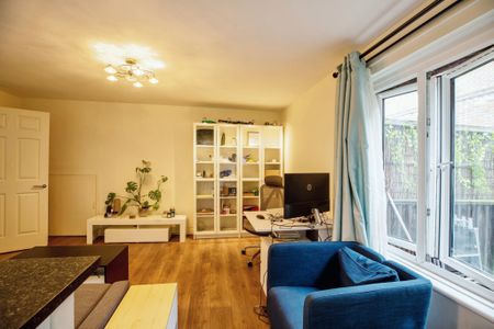 Chic Ground Floor Maisonette with Gardens for Rent in London, SE16 - Photo 5