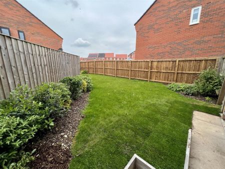 3 bedroom semi-detached house to rent - Photo 4