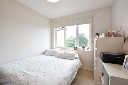Parry Drive, Weybridge, KT13 - Photo 5