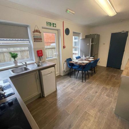 Outstanding house share! - Woodbridge Road Bedroom 1 - Photo 4