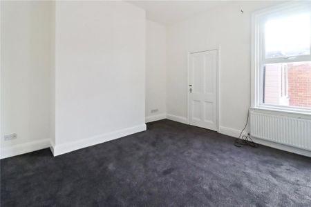 3 bedroom flat to rent - Photo 4