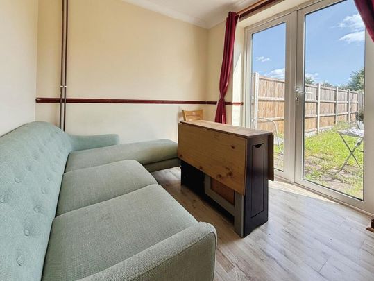 6 bedroom semi-detached house to rent - Photo 1