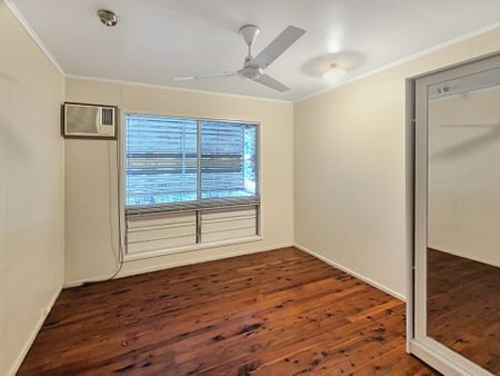 Located in a quiet cul-de-sac, family friendly area with convenient access to schools and shops. - Photo 4