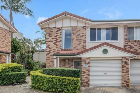 Modern 3-Bedroom Townhouse in Gated Boutique Complex - Photo 3