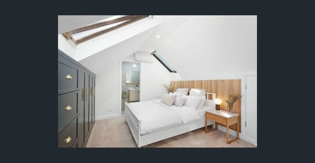 Superb freestanding cottage in a premier location - Photo 1