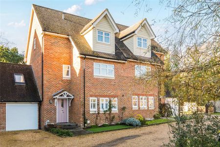 A stylish and contemporary family home in a sought-after location - Photo 4