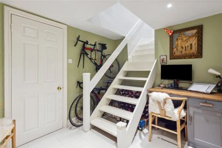 2 bedroom maisonette in London - Photo 5