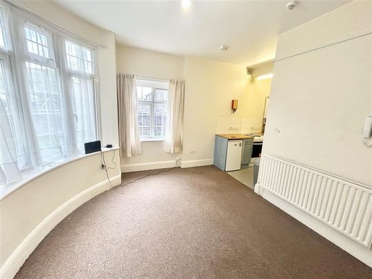 Midanbury Lane, Southampton - Photo 1