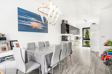 3 Bed Terraced House, South End, CR0 - Photo 5