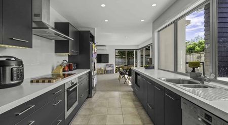 Spacious Rototuna Living - Photo 2