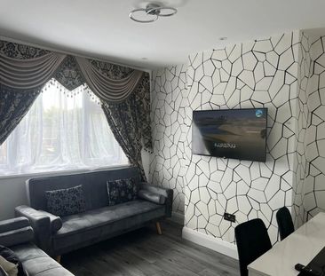 2 Bed Terraced House, Crawley Green Road, LU2 - Photo 1