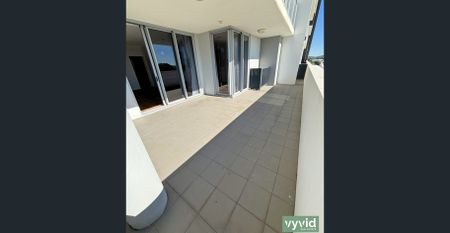 Large Beautiful Executive Apartment with Sweeping Harbour vista - Photo 2