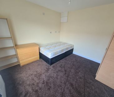 4 Bed - Flat 1, 17a Stonegate Road, Leeds - LS6 4HZ - Student/Profe... - Photo 4