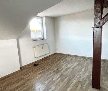 Charmantes Dachgeschoss mit Wohlfühlfaktor – Einbauküche möglich! - Photo 1