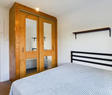 2 bedroom Flat To Let - Photo 5