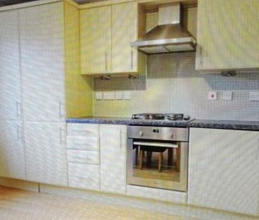 To Let 2 Bed Flat - Photo 5