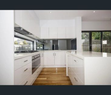 LOW MAINTENANCE - PERFECT LOCATION! - Photo 2