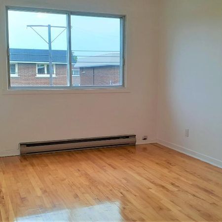 N-Rosemont Près Anjou/St.Léonard 4.5 au 2e Étage Triplex - Photo 3