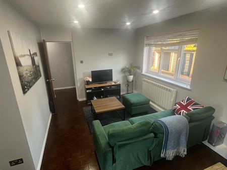 2 Bed Flat, Denmark Avenue, SW19 - Photo 2