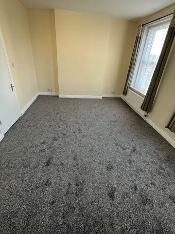 Studio Flat, High Road, IG1 - Photo 2