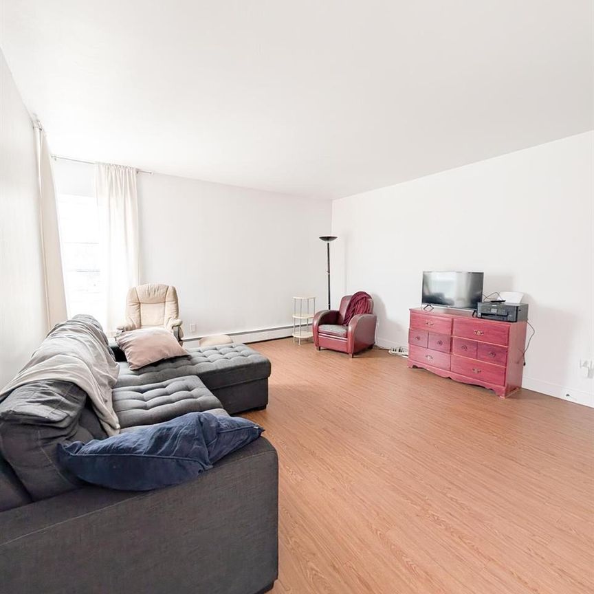 Immeuble - 560 Jacques-Cartier 4 ½ – Spacieux Et Lumineux - Photo 1