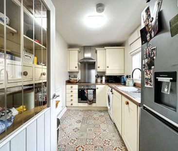2 bedroom end of terrace house to rent - Photo 2