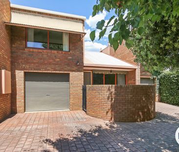 TWO-BEDROOM TOWNHOUSE IN A PERFECT LOCATION! - Photo 4