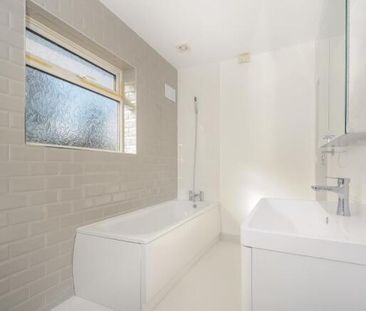 3 bedroom end of terrace house to rent - Photo 4