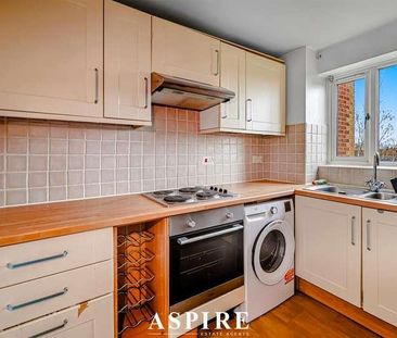 Danbury Crescent, South Ockendon, RM15 - Photo 3