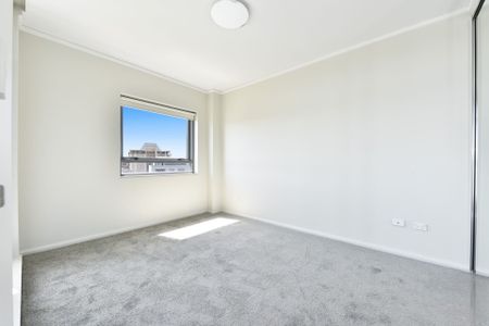 Stylish 2 Bedroom +1 Bathroom + 1 Carpark + Study Apartment Above Pacific Square - Photo 5