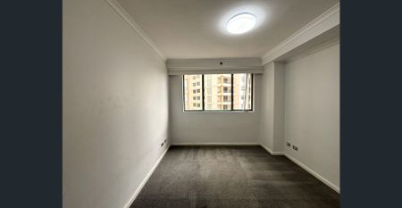 Spacious Three Bedroom Apartment - Photo 3