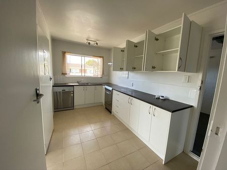 Spacious Three-Bedroom Unit Located in Mangere - Photo 2