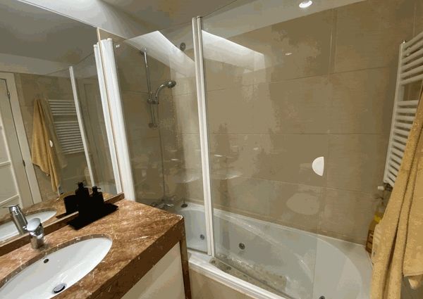 Apartamento T2 para arrendamento sem móveis com piscina nas Laranjeiras, Lisboa