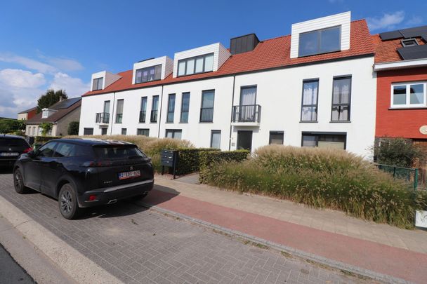 Een recent gelijkvloers appartement met 2 slaapkamers, tuin, autostaanplaats en kelderberging. - Photo 1