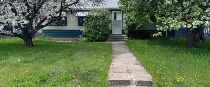 Come check out this beautiful Basement suite - with parking | 13540 108 Street Northwest, Edmonton - Photo 1