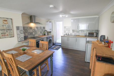 3 bedroom flat to rent - Photo 3
