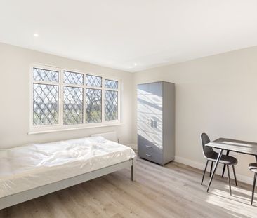 Studio Flat, Broad Walk, SE3 - Photo 2