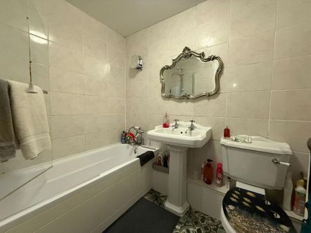 2 bedroom ground floor flat to rent - Photo 2