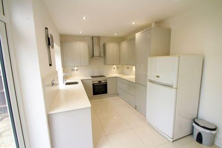 4 bedroom semi-detached house to rent - Photo 2