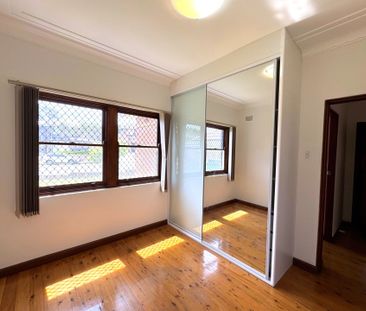 Solid Bick Home - 4 Bedrooms - Photo 3