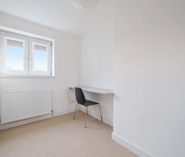 St. Saviours Estate, London, SE1 - Photo 4